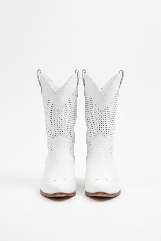 Botas estilo vaqueri con puntera fina y detalles perforados – JOLAYA